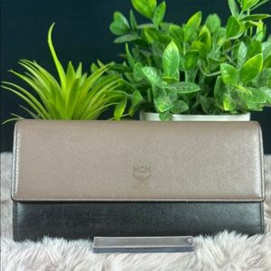 Authentic MCM Patricia Visetos Original Two-Tone Taupe Black Continental Wallet